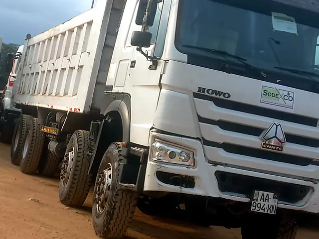 Camion benne Howo 8×4 d'Oxygen Group sur piste