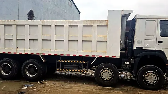 Camion benne 8×4 vu de profil