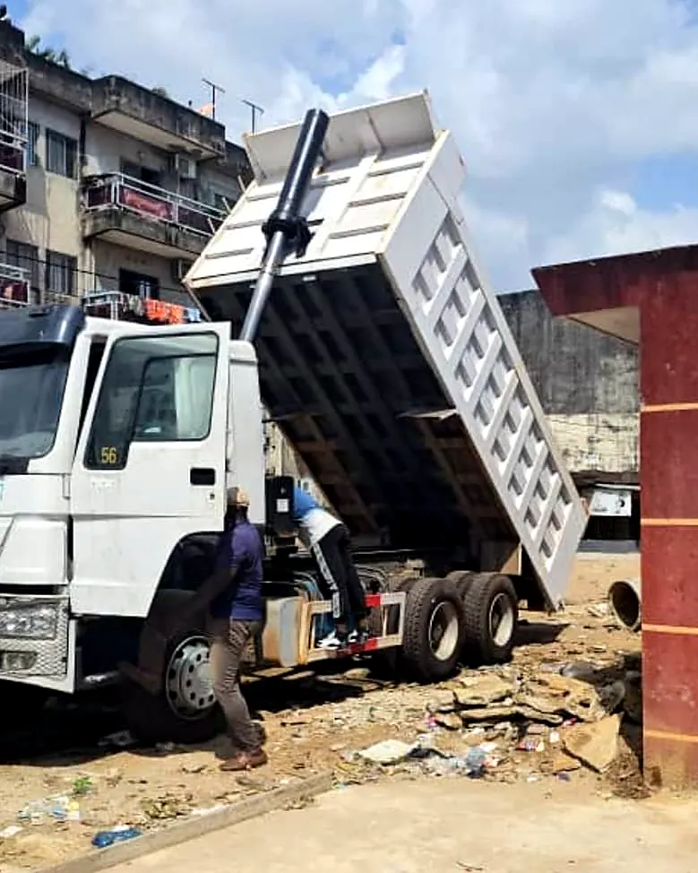 Camion benne Howo d'Oxygen Group en déchargement sur un chantier