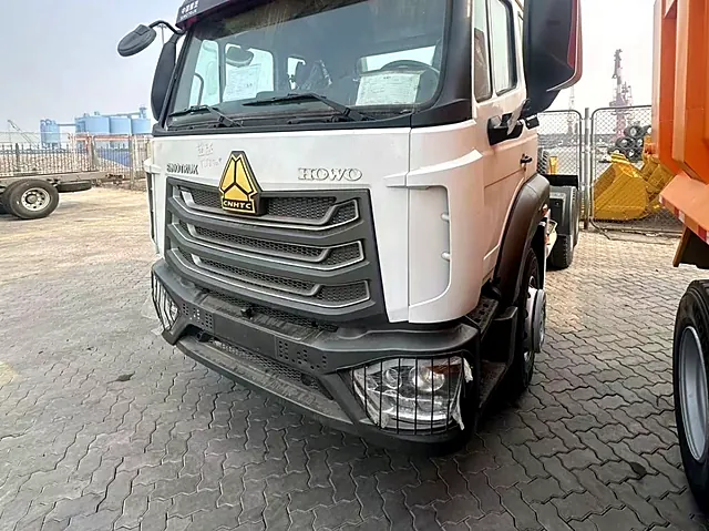 Tracteur routier Howo blanc